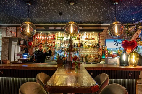 Die Bar mit Spirituosenwand