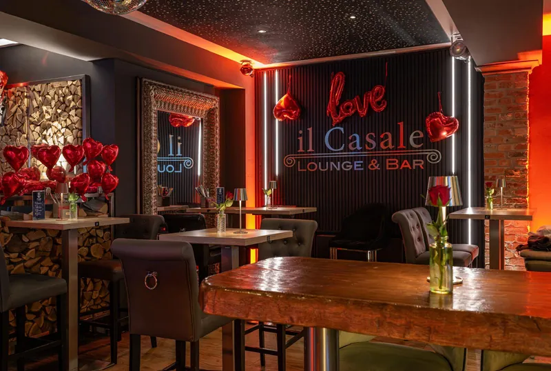 Lounge mit Leuchtschrift „il Casale Lounge & Bar“