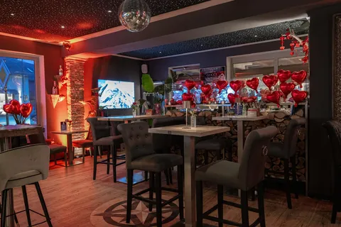 Stehtische in der Lounge