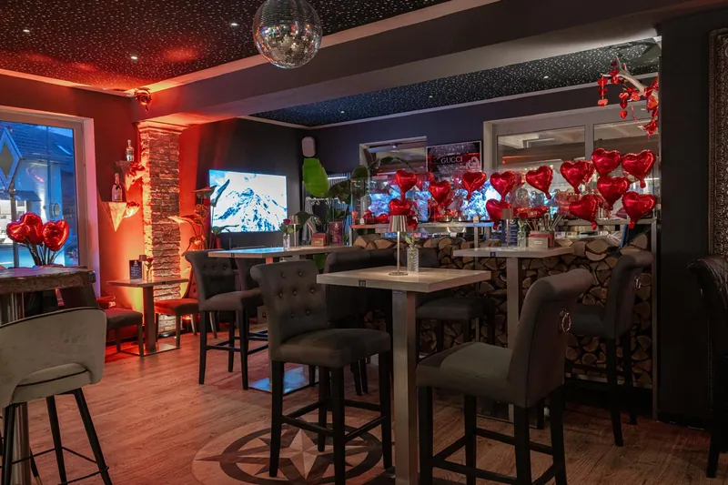 Lounge mit Stehtischen in warmem Licht